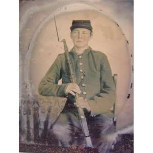   young soldier in Union uniform with bayoneted musket: Home & Kitchen