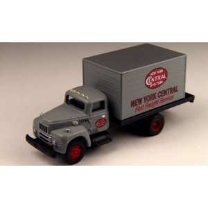   Intl Harverstor R190 New York Central Express Truck: Toys & Games