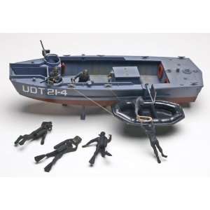   35 U.D.T. Boat with Frogmen Plastic Model Kit Toys & Games
