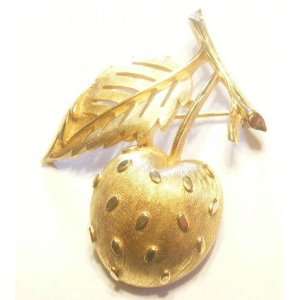  VINTAGE Crown Trifari Goldtone Apple with Leaf Pin/Brooch 